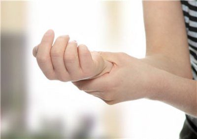 Engourdissements, fourmillements et douleurs au poignet et à la main?
